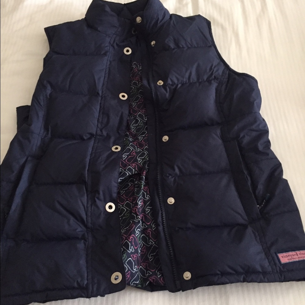 Navy blue vineyard vines puffer vest.